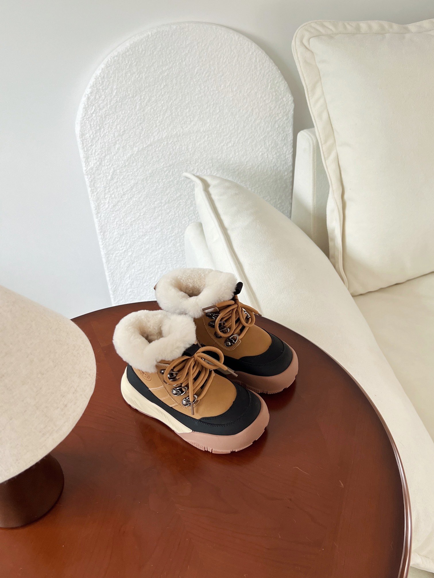 UGG 키즈 스노우 부츠 스터드 마틴부츠 미끄럼방지 내구성 강한 양털피혼합 겨울 필수템