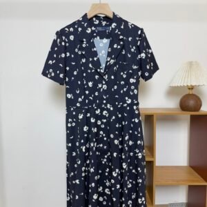 Ralph Lauren 여름용 가디건 원피스는 가벼운 주사 원단으로 제작되었으며, 전체에 꽃 패턴이 프린팅되어 있습니다