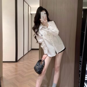 Ralph Lauren 블랙 오버로크 기법을 사용하여 목선, 앞단, 주머니 등 주요 부분에 선명한 라인을 강조했습니다